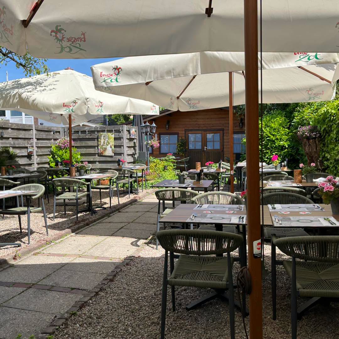 De ruime en groene tuin van Eetcafé De Nar